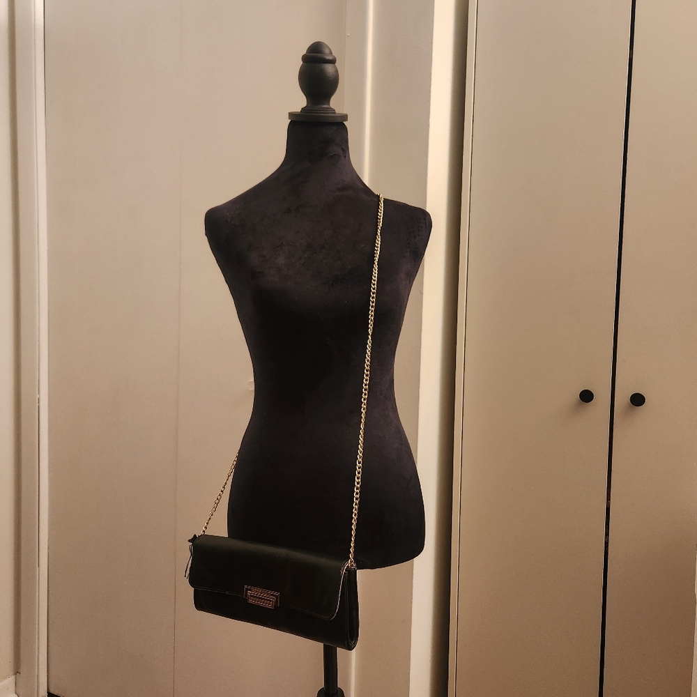 Elegant BCBG Generation Black Chain Shoulder Bag - Picture 1 of 8